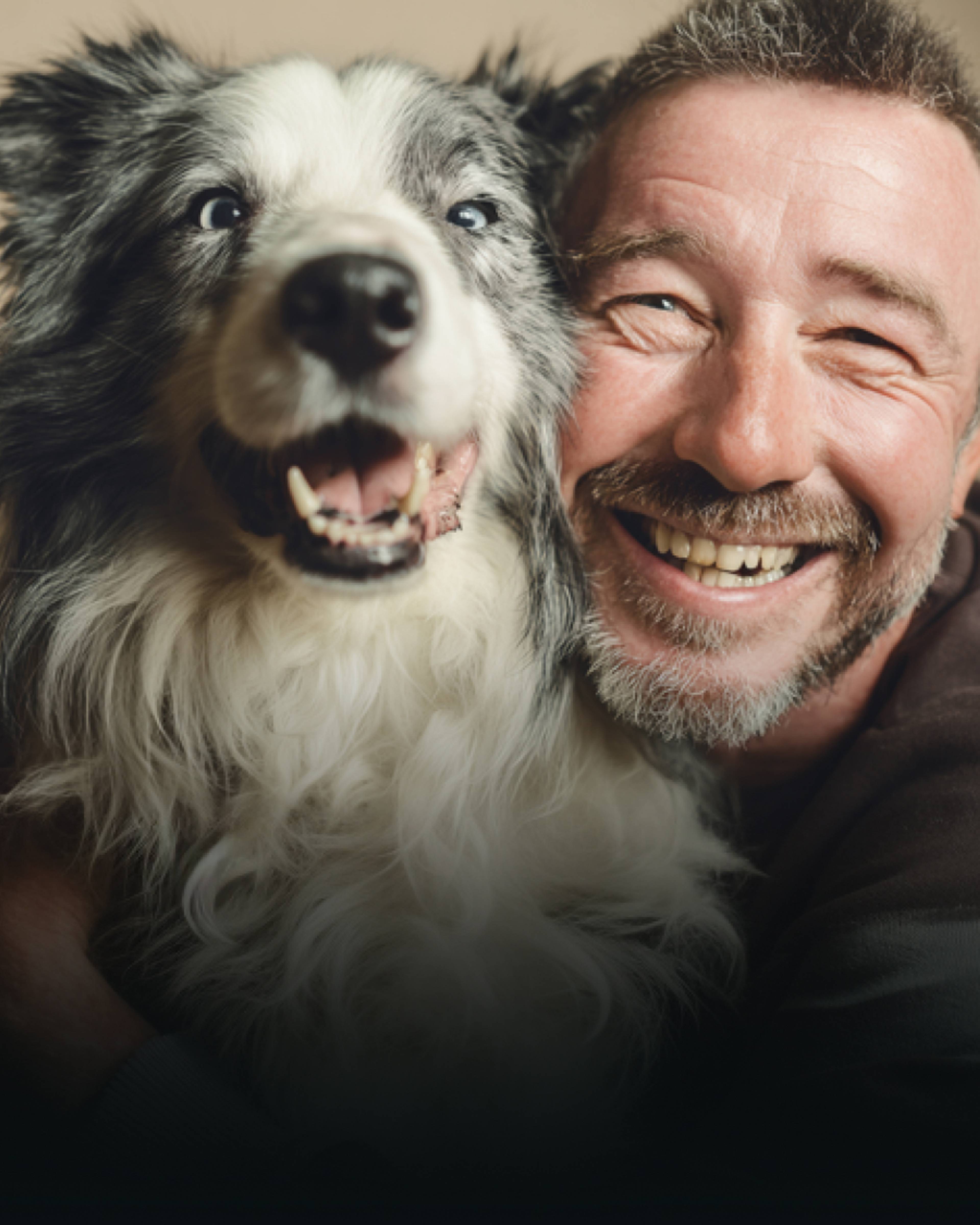Un chien et son maître, collés l'un à l'autre