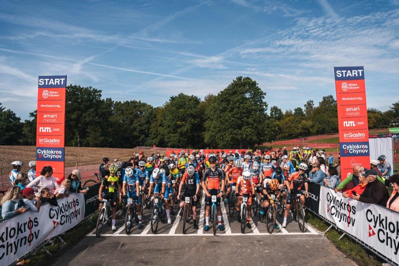 Start of the adult race — Cyklokros Chýnov 2026, TBC série, photo Martin Kozojed