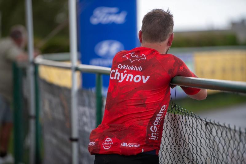 A fan in a Cykloklub Chýnov jersey by the course — MTB Maraton Chýnov 2026, photo Joggi foto