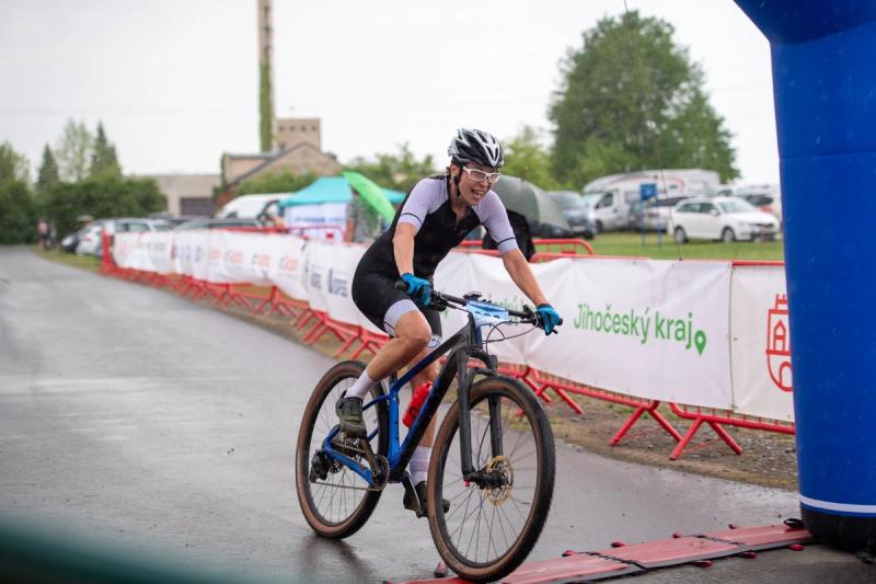 A woman rider on the finishing straight — MTB Maraton Chýnov 2026, photo Joggi foto