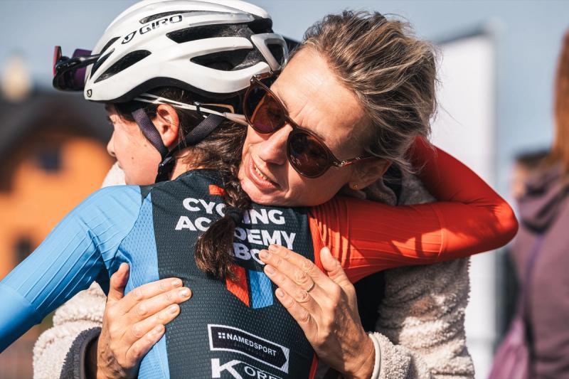 A hug after the finish — Cyklokros Chýnov 2026, TBC série, photo Martin Kozojed
