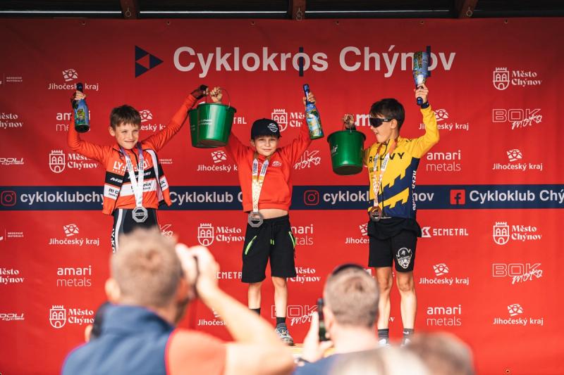 Prize-giving on the podium — Cyklokros Chýnov 2026, TBC série, photo Martin Kozojed