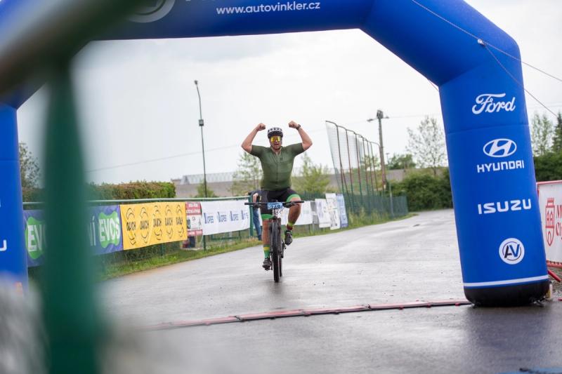 Joy crossing the finish line — MTB Maraton Chýnov 2026, photo Joggi foto