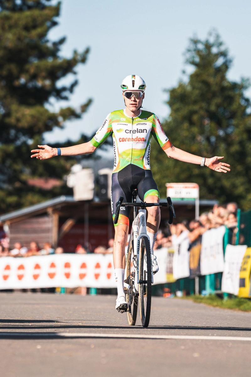 Witse Meeussen slaví v cíli vítězství v závodě mužů Elite — Cyklokros Chýnov 2026, JANEV Cup, foto Martin Kozojed
