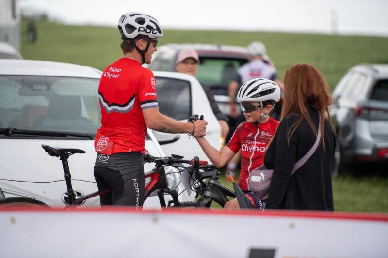 A handshake after the finish — MTB Maraton Chýnov 2026, photo Joggi foto