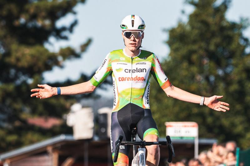 Witse Meeussen celebrates winning the Elite men’s race at the finish — Cyklokros Chýnov 2026, JANEV Cup, photo Martin Kozojed