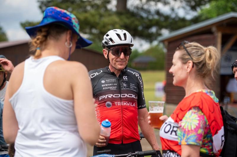 Laughter and a beer at the finish — MTB Maraton Chýnov 2026, photo Joggi foto
