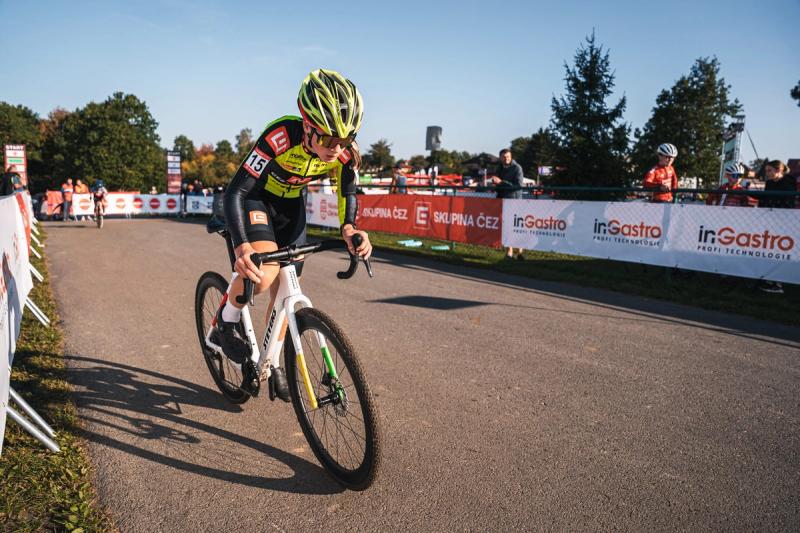 Závodník na asfaltové cílové rovince — Cyklokros Chýnov 2026, JANEV Cup, foto Martin Kozojed