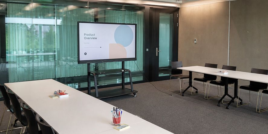 Quadro interativo numa sala de reunião preparado para apresentações, formação e colaboração