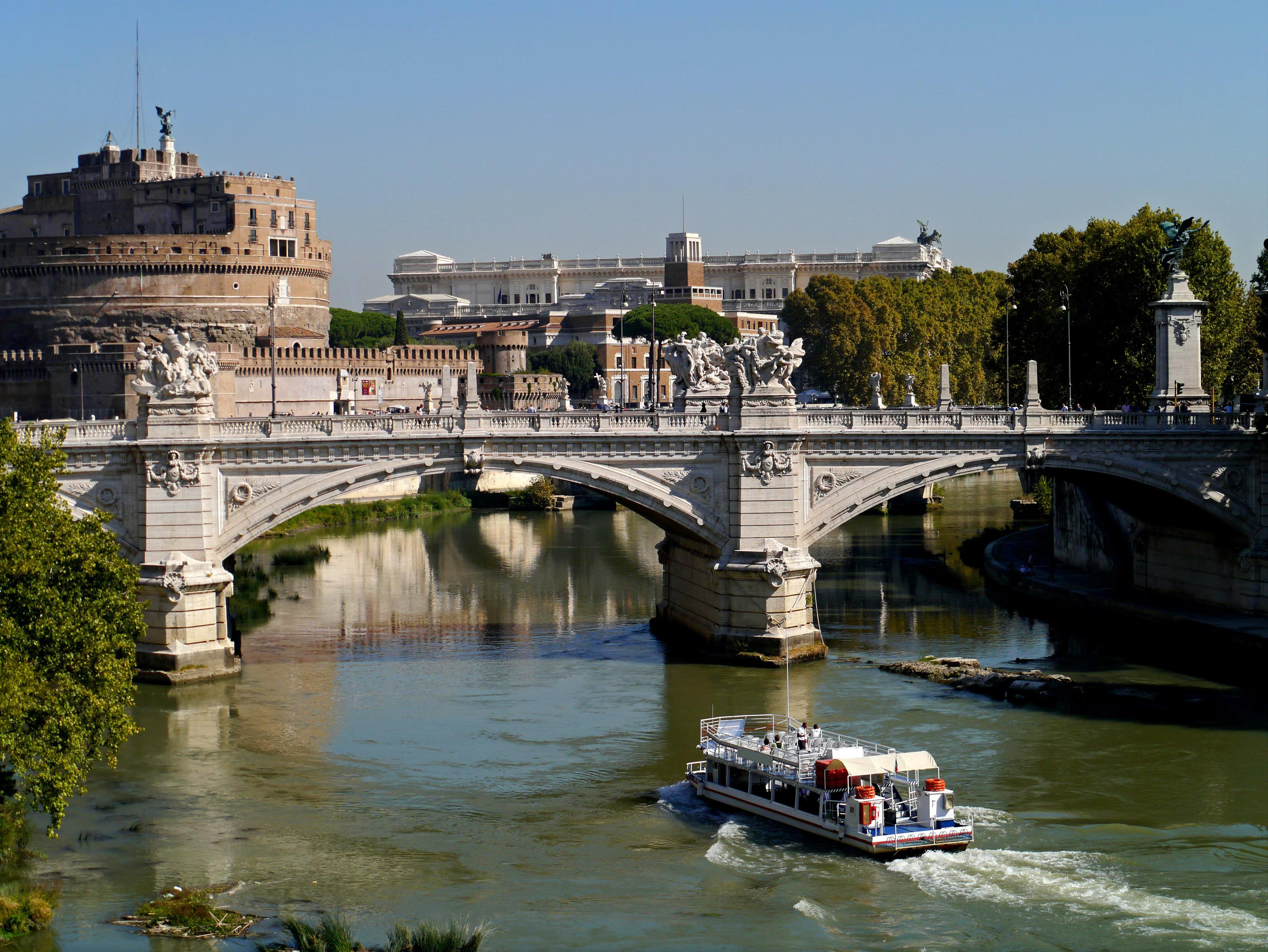 Rome: Hop-On Hop-Off Bus & Tiber River Boat Tour