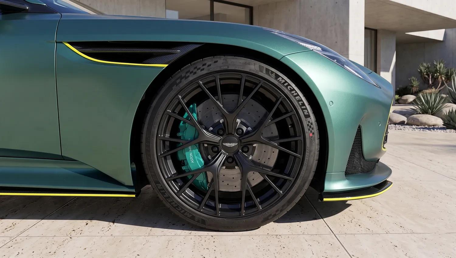 Aston Martin DB12 (3/5)