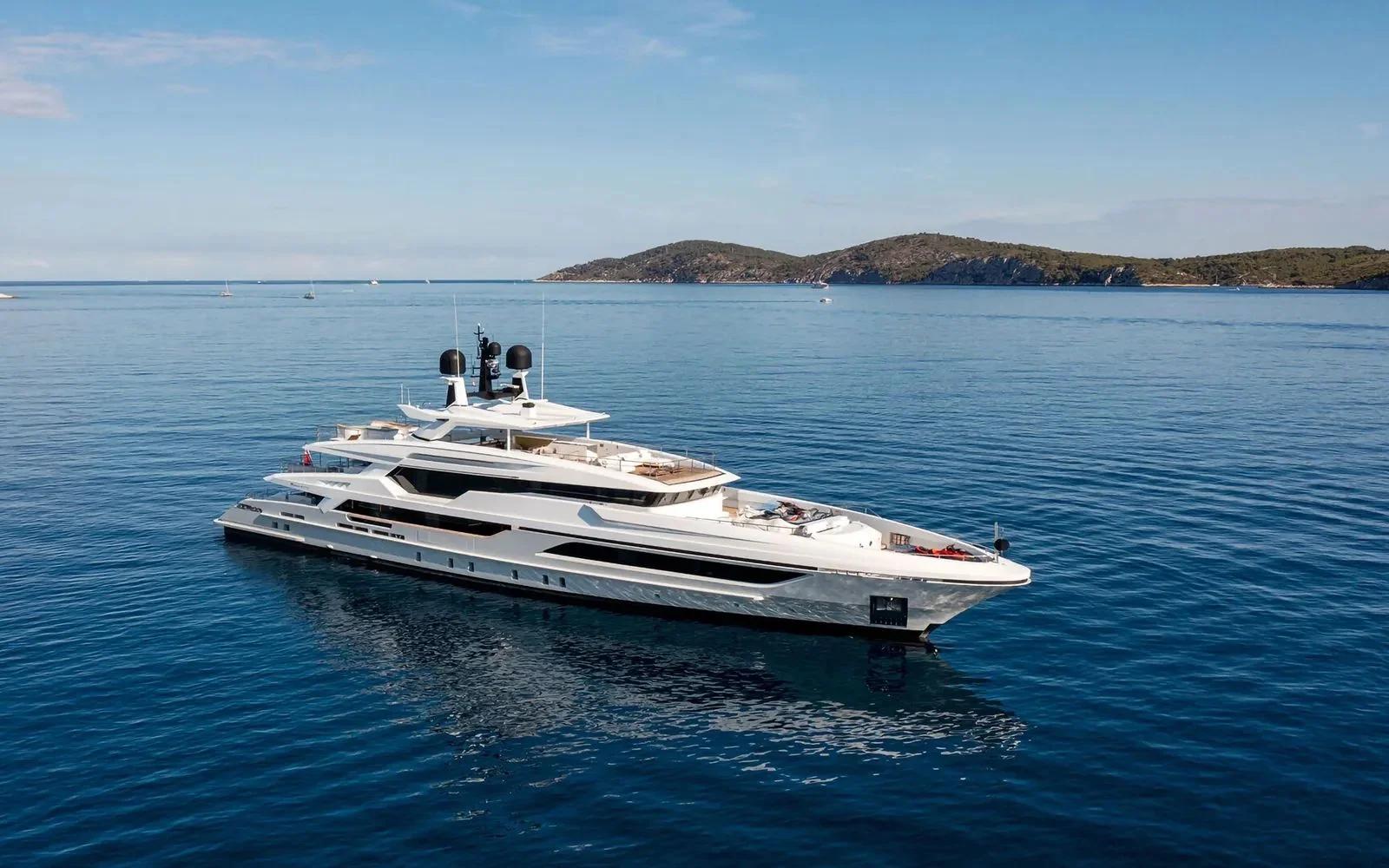 M/Y SILVER FOX (1/4)