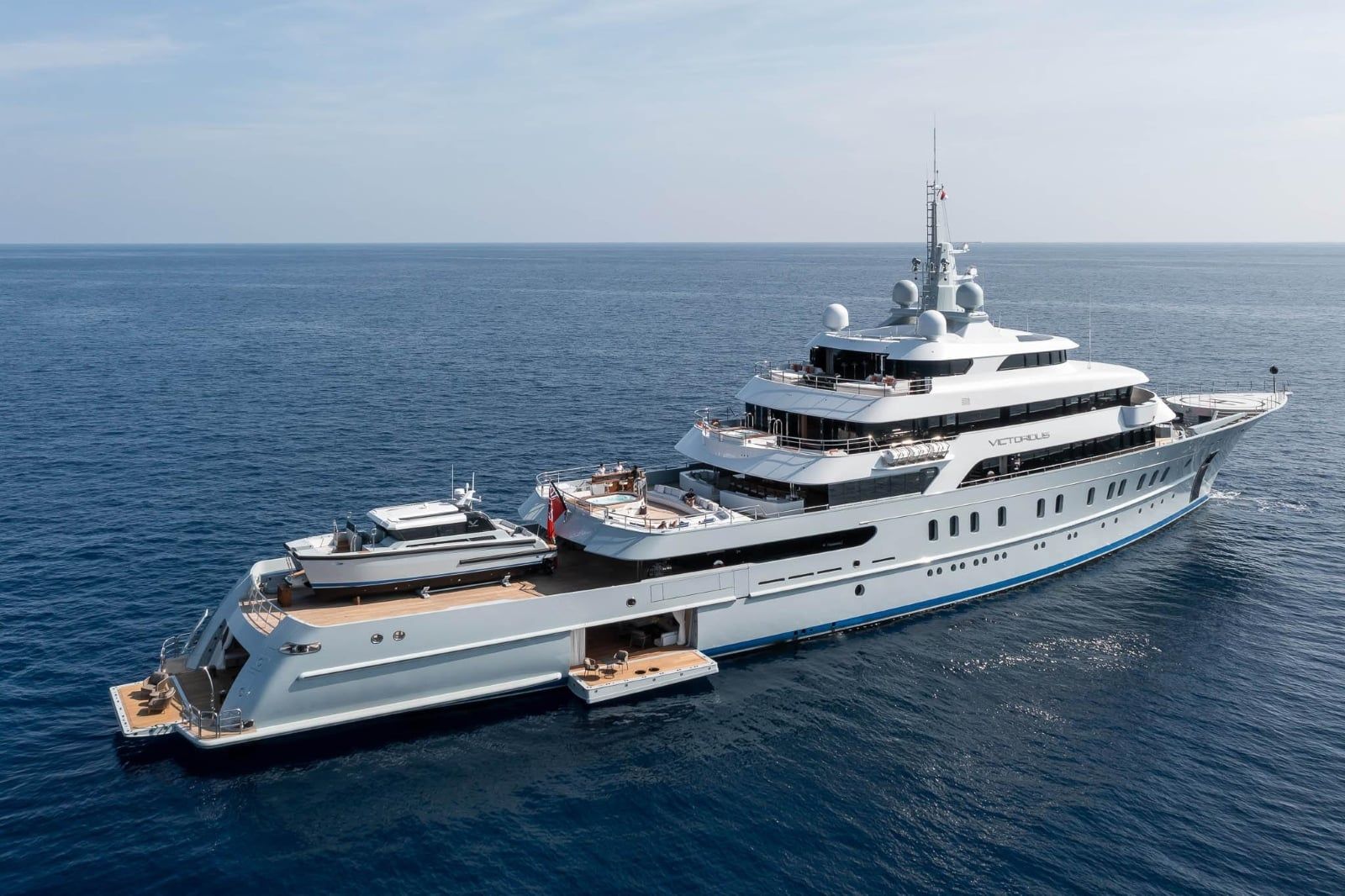 M/Y VICTORIOUS (2/4)