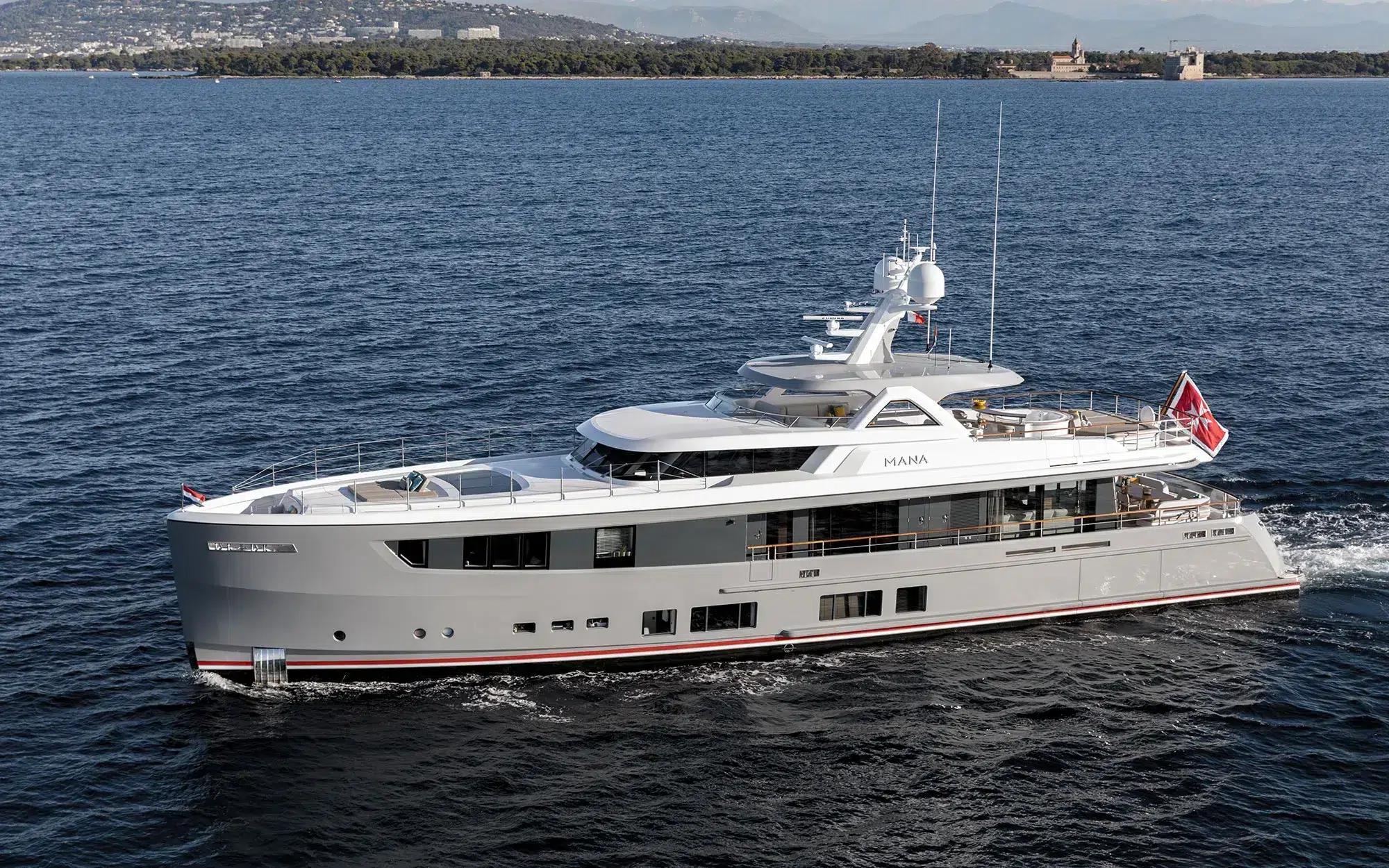 M/Y MANA I (1/4)