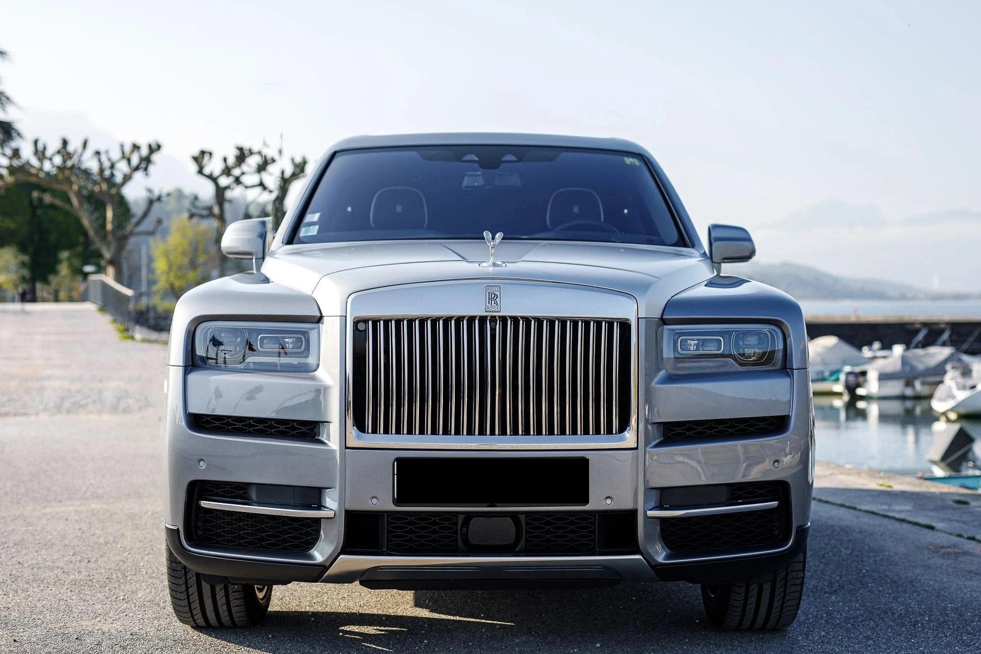 Rolls Royce Cullinan (2/12)