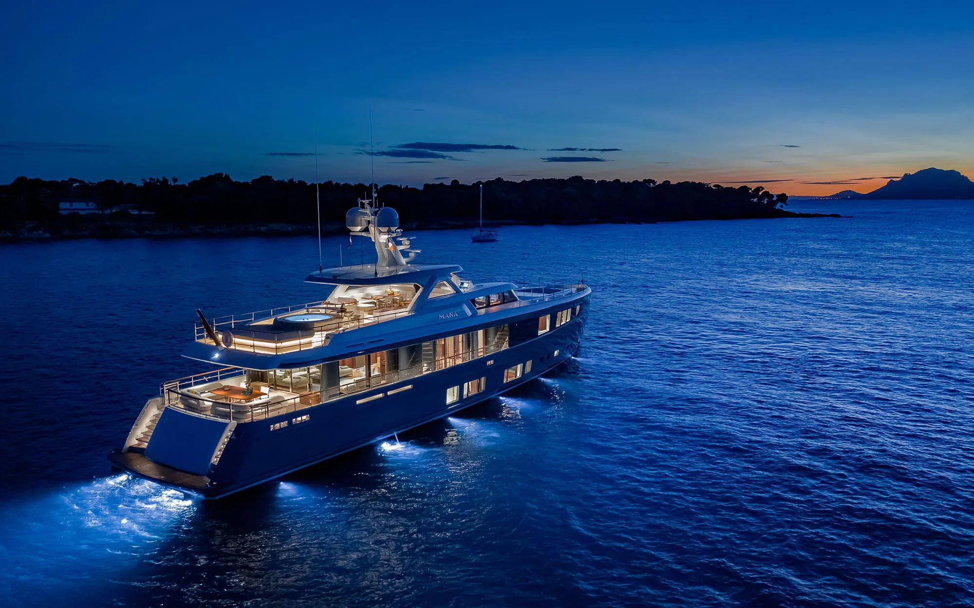M/Y MANA I (2/4)