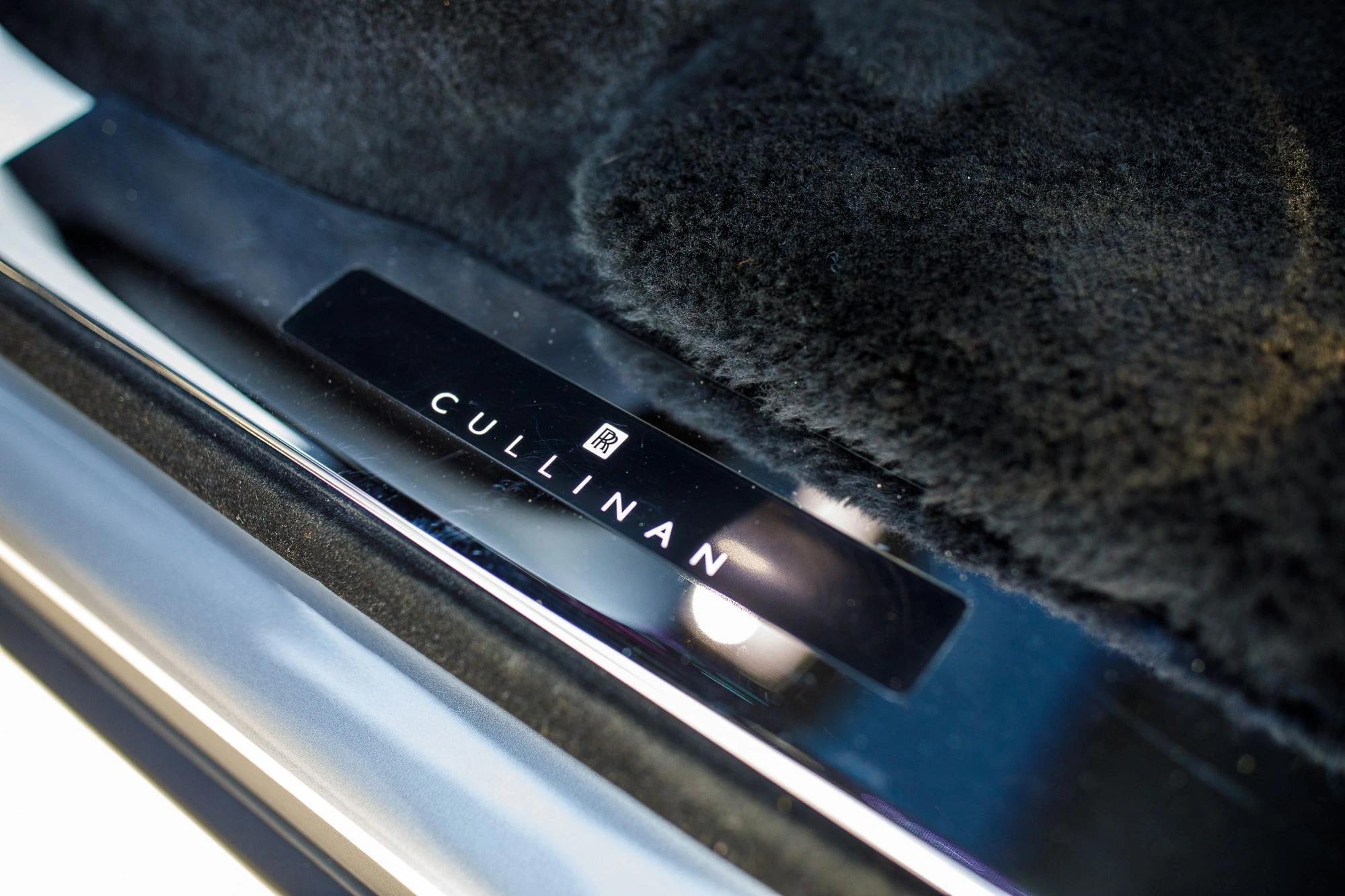 Rolls Royce Cullinan (12/12)