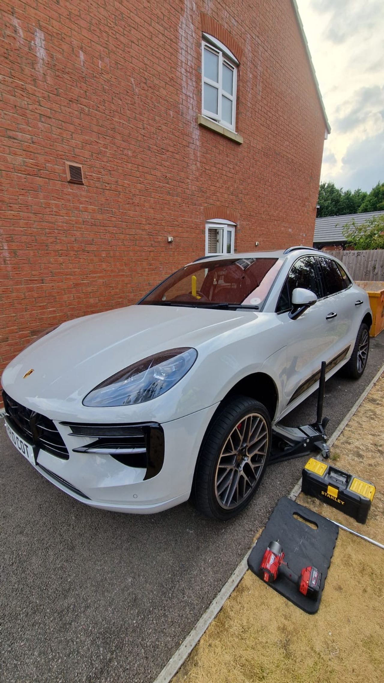 Mobile tyre Fitting on Porsche