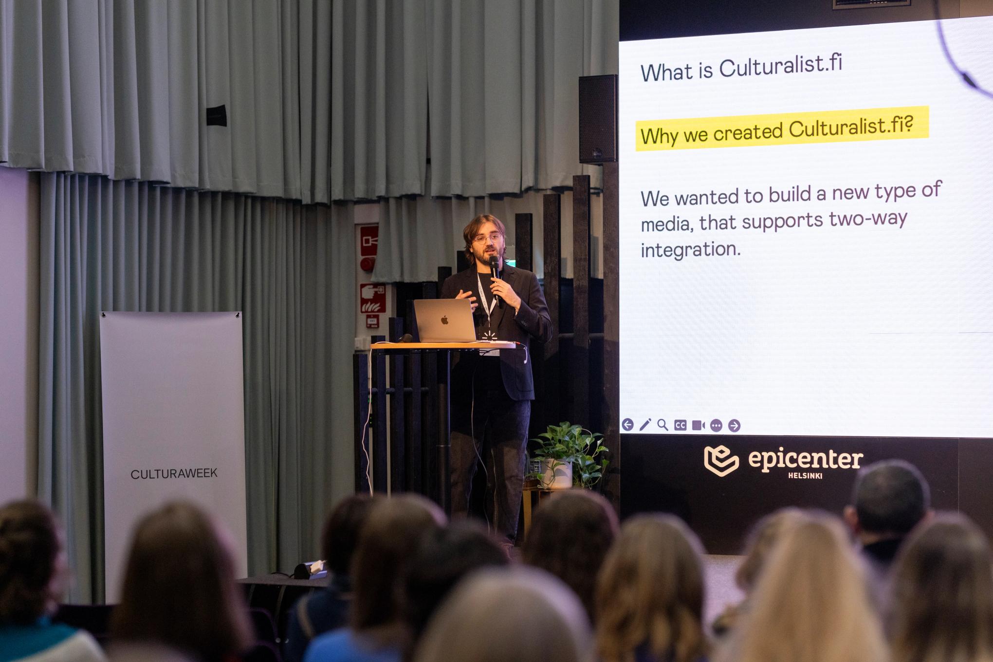 Danil Lopatkin pitää puheen konferenssissa