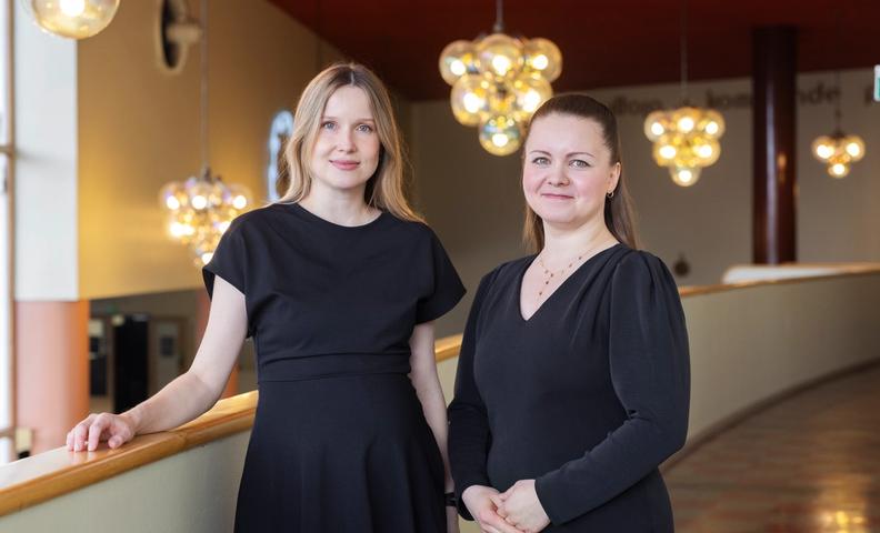 Sani Kontula-Web ja Maria Rehkolainen seisovat Bio Rexin aulassa katse kameraan päin