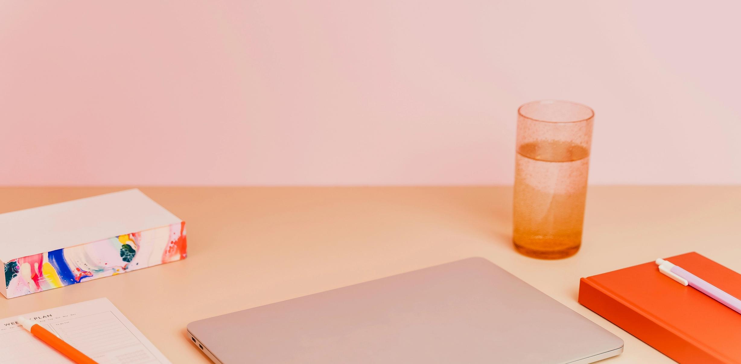 Toimistotarvikkeita pöydällä