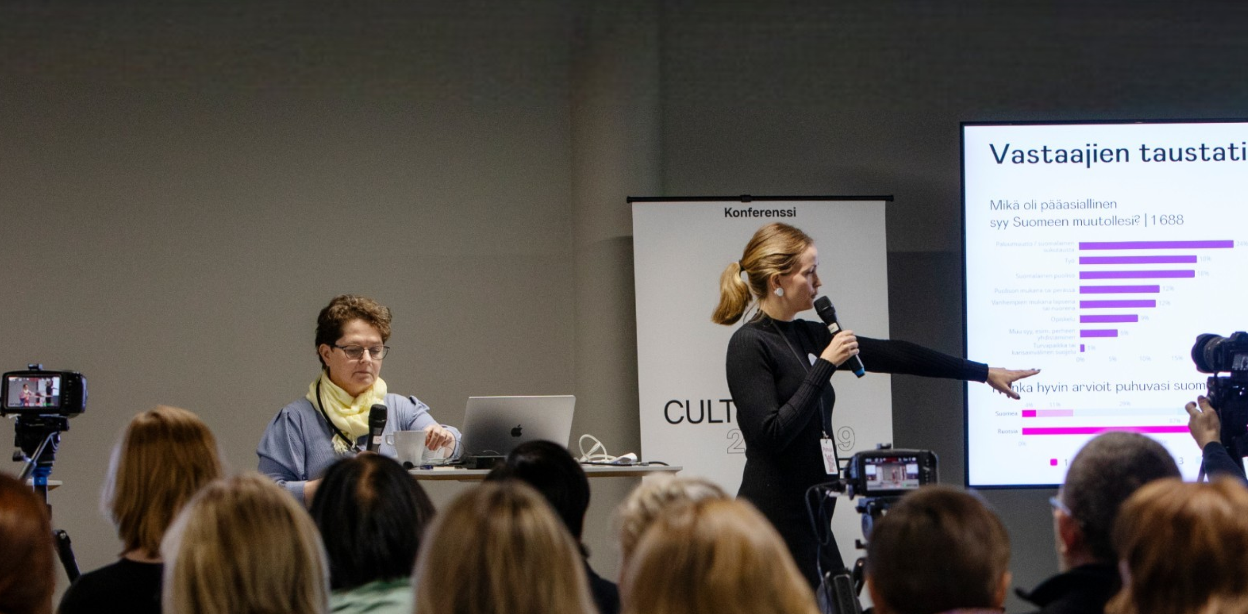 Eilina Gusatinsky ja Laura Koskimies Cultura Week 2022 konferenssissa.