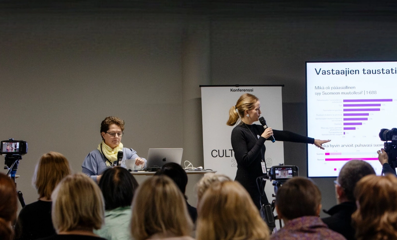 Eilina Gusatinsky ja Laura Koskimies Cultura Week 2022 konferenssissa.