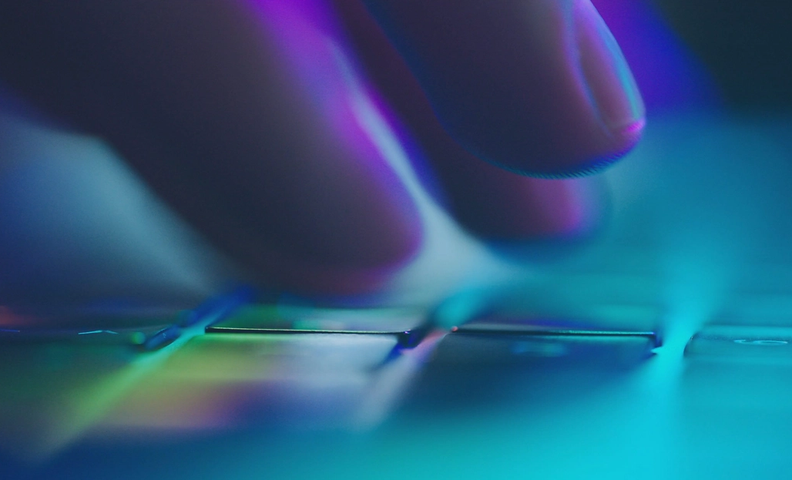 Kuvituskuva, sormet hipuilevat näppäimistöä