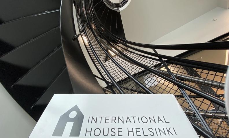 Лестничная площадка International House в Хельсинки.