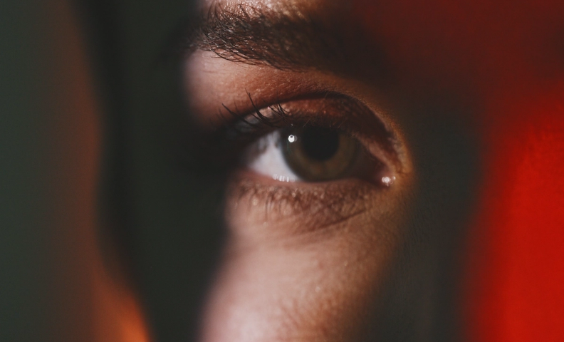 Sumea kuva silmästä, joka katsoo kameraan