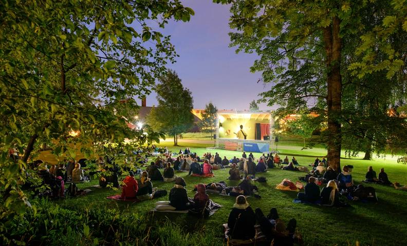 Люди в открытом кинотеатре в Вантаа