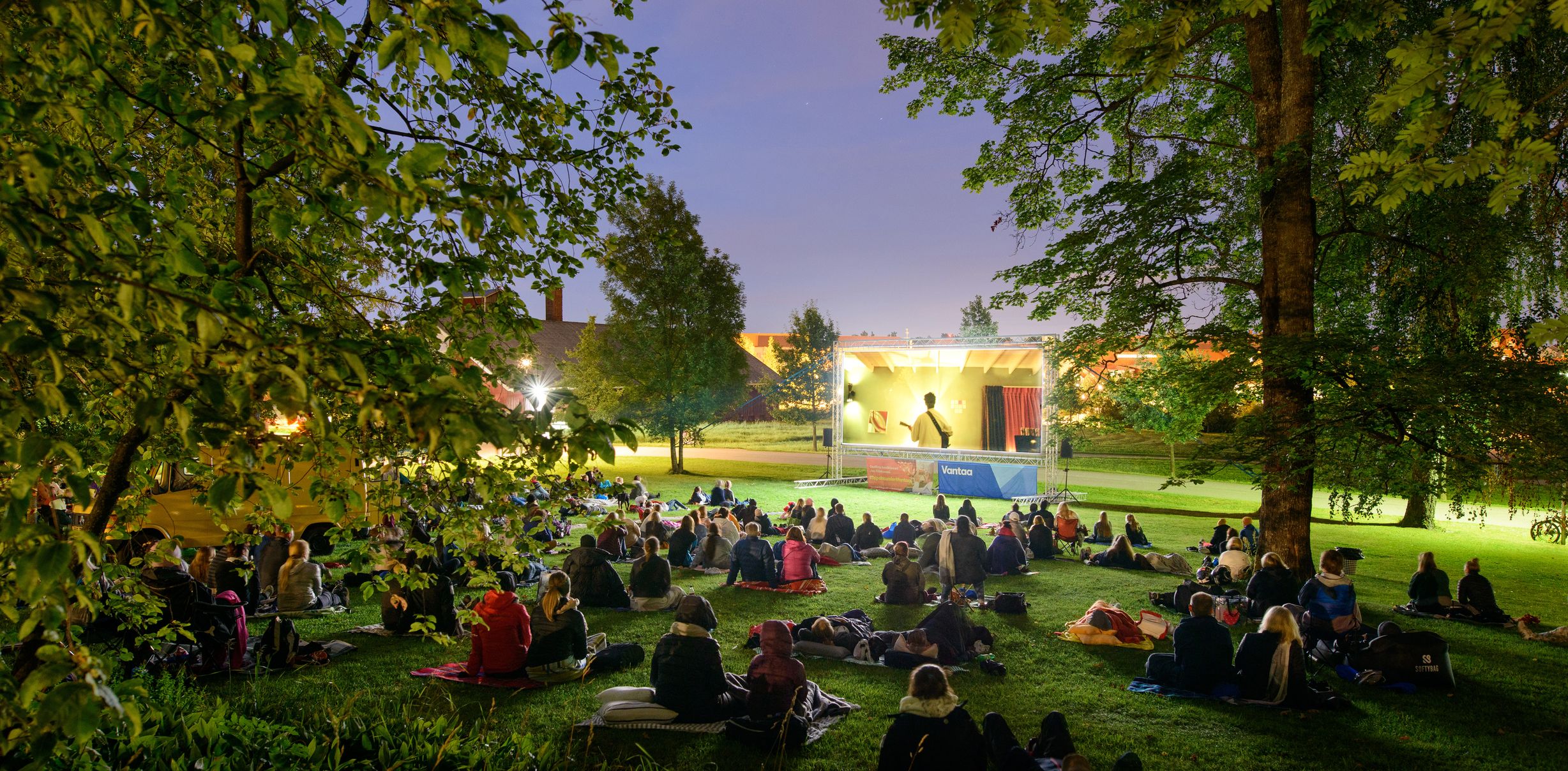 Ihmisiä ulkoilmaelokuvateatterissa Vantaalla