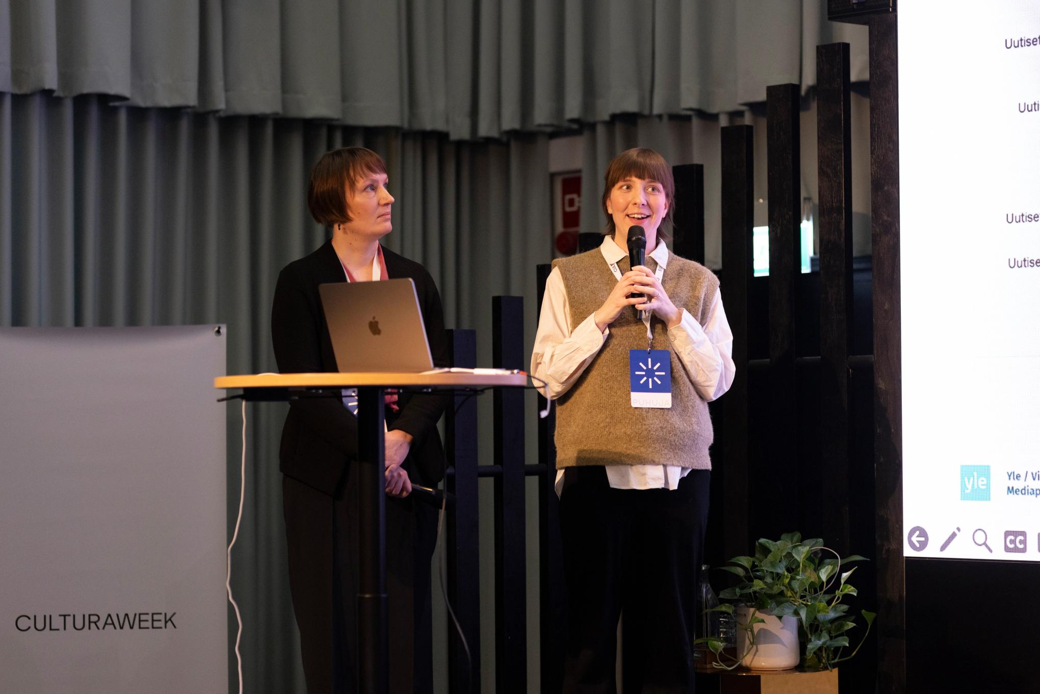 Jenni Müller ja Aune Sanz konferenssissa