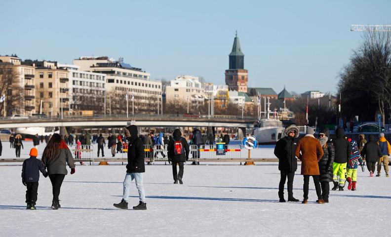 Зимний Турку, люди на прогулке