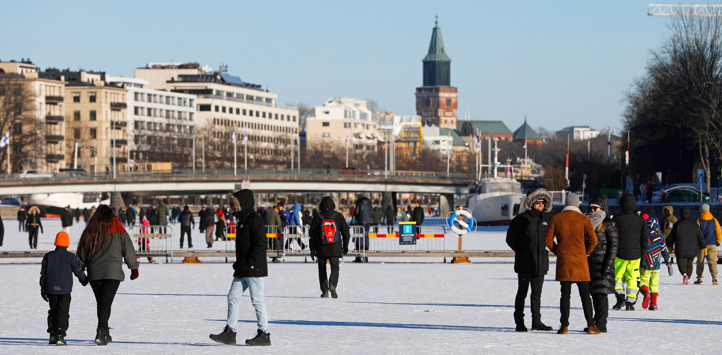 Talvinen Turku, ihmisiä ulkoilemassa
