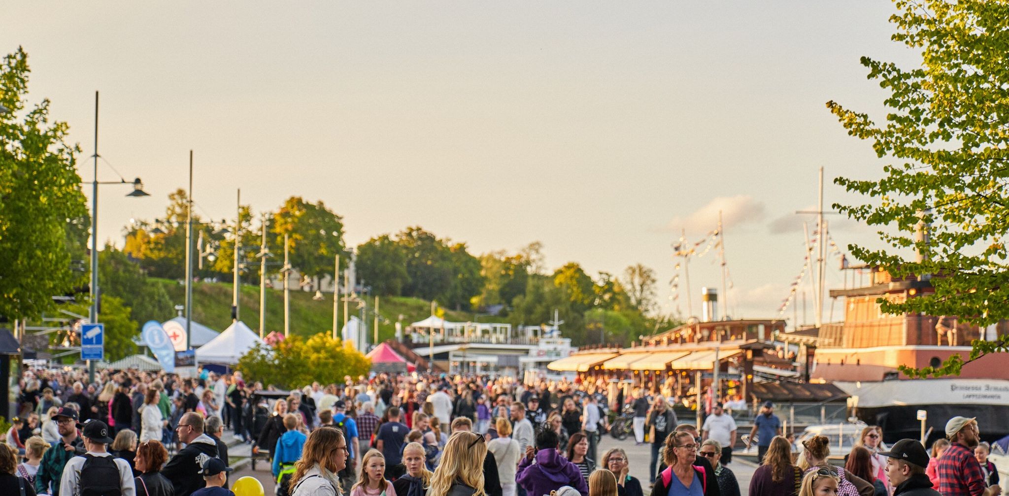 Paljon ihmisiä Lappeenrannan satamassa