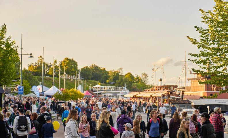 Много людей в порту Лаппеенранты