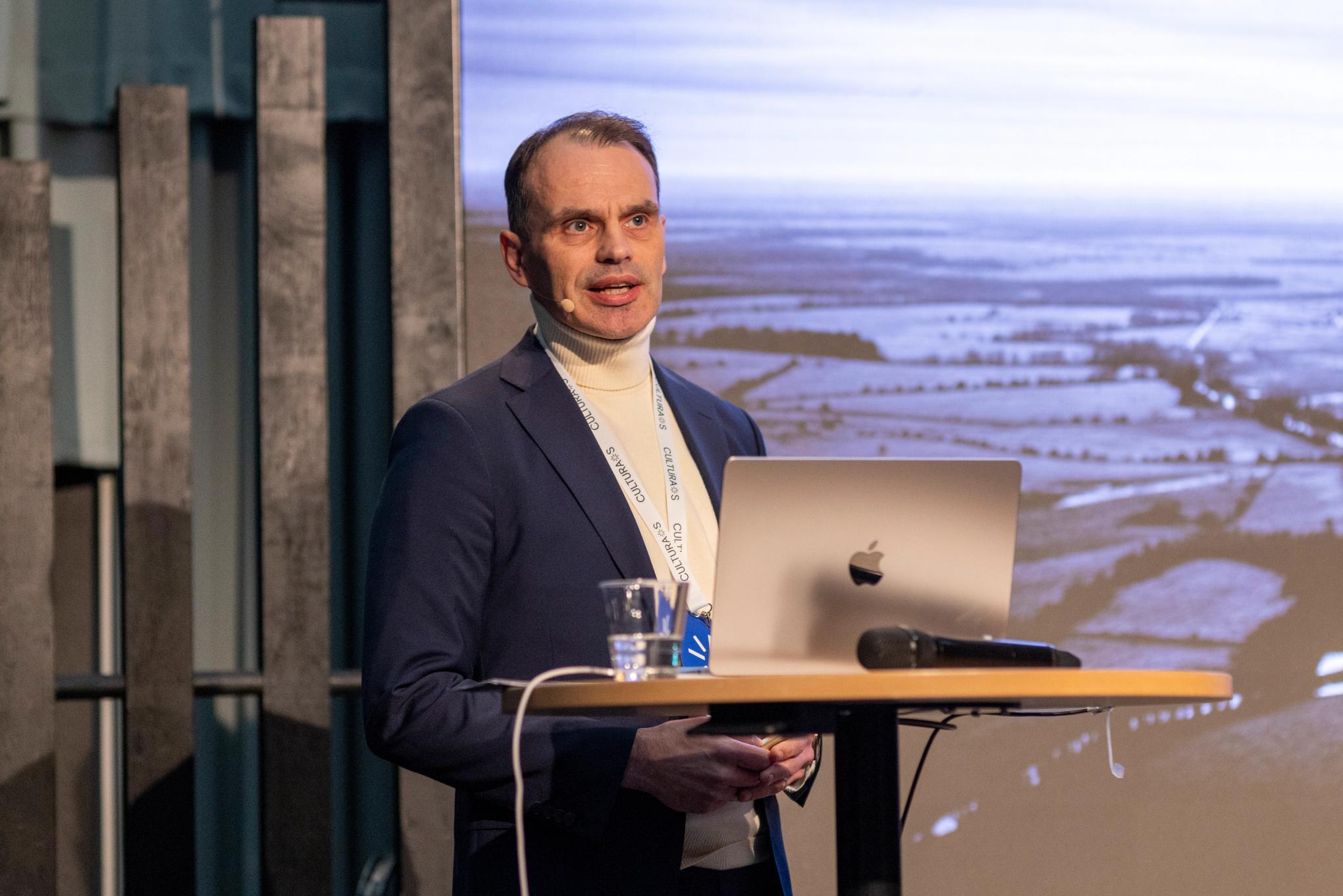 Marko Krapu pitää puheen konferenssissa