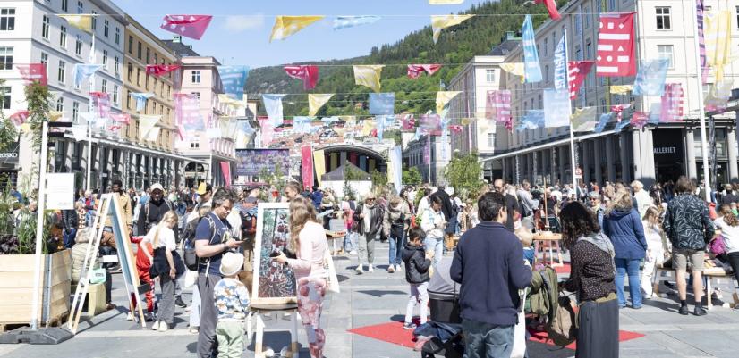 Folkemengde på Torgallmenningen i Bergen på en lys fin dag