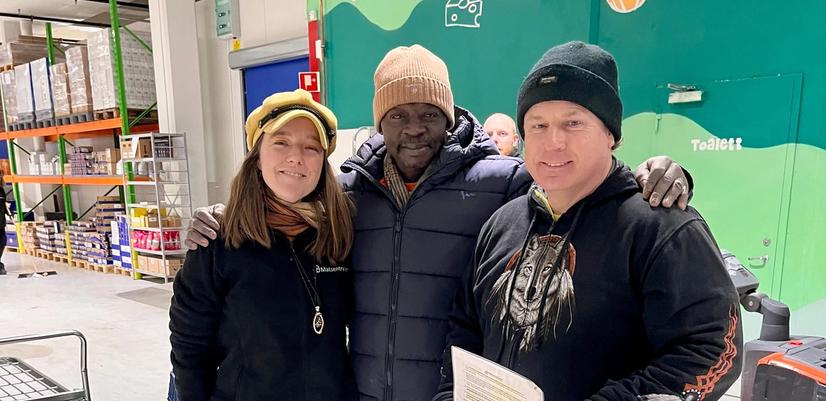Både stora och små ideella organisationer i och runt Oslo är fasta kunder hos Matsentralen. Ida M. Cowell lär känna många av dem, här tillsammans med Lamin Bojang från Fontenehuset Ski och Terje som hämtar mat till sina respektive organisationer.
