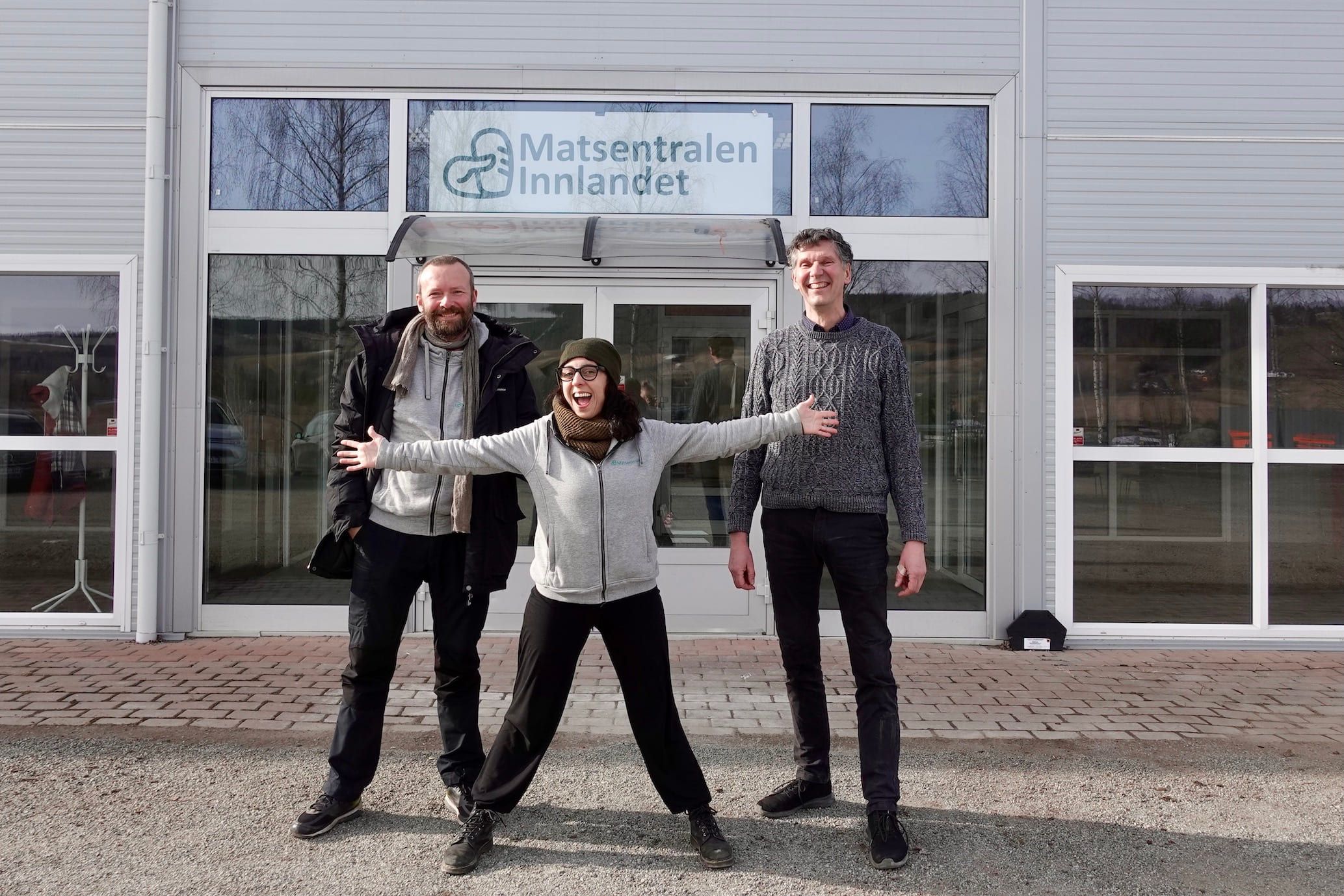 Styrelseordförande för Matcentralen Norge, Cristiano Aubert, projektledare för Matcentralen Norge, Paula Capodistrias, och vd för den nya Matcentralen Innlandet, Klaaspeter Kuperus, utanför de nya lokalerna.