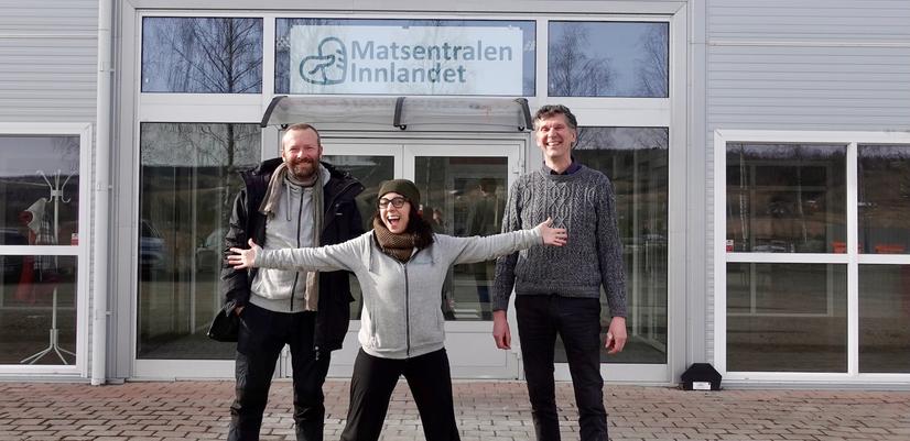 Styrelseordförande för Matcentralen Norge, Cristiano Aubert, projektledare för Matcentralen Norge, Paula Capodistrias, och vd för den nya Matcentralen Innlandet, Klaaspeter Kuperus, utanför de nya lokalerna.