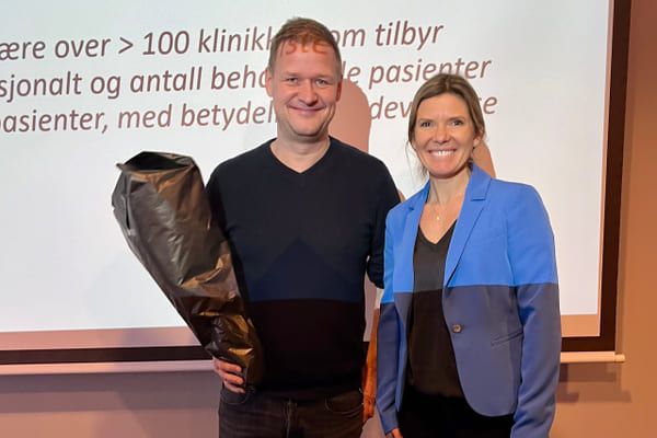 Bjarne Hansen och Kavlifondets vd, Ingrid Paasche. Båda ler och tittar mot kameran.