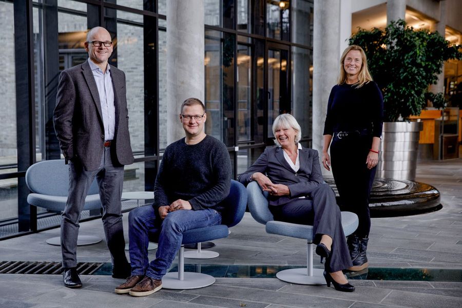 Daglig leder i Bergens forskningsstiftelse og daglig leder i Kavlifondet står på hver sin side av professor Gerd Kvale og førsteamanuensis Bjarne Hansen som mottar tildeling til Bergen Center for Brain Plasticity.