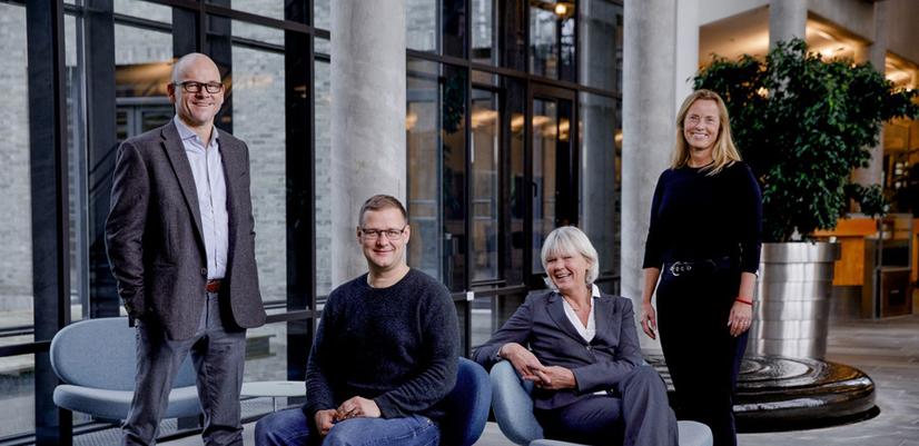 Daglig leder i Bergens forskningsstiftelse og daglig leder i Kavlifondet står på hver sin side av professor Gerd Kvale og førsteamanuensis Bjarne Hansen som mottar tildeling til Bergen Center for Brain Plasticity.