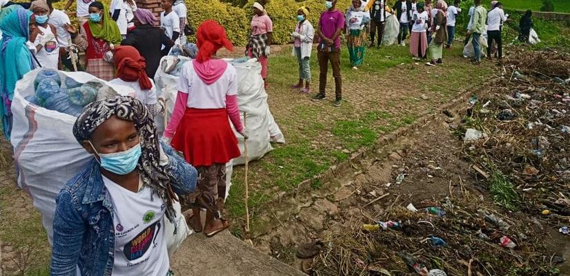 Medlemmar av lokalsamhället deltar under World Clean Up Day i Shashemene, Etiopien.