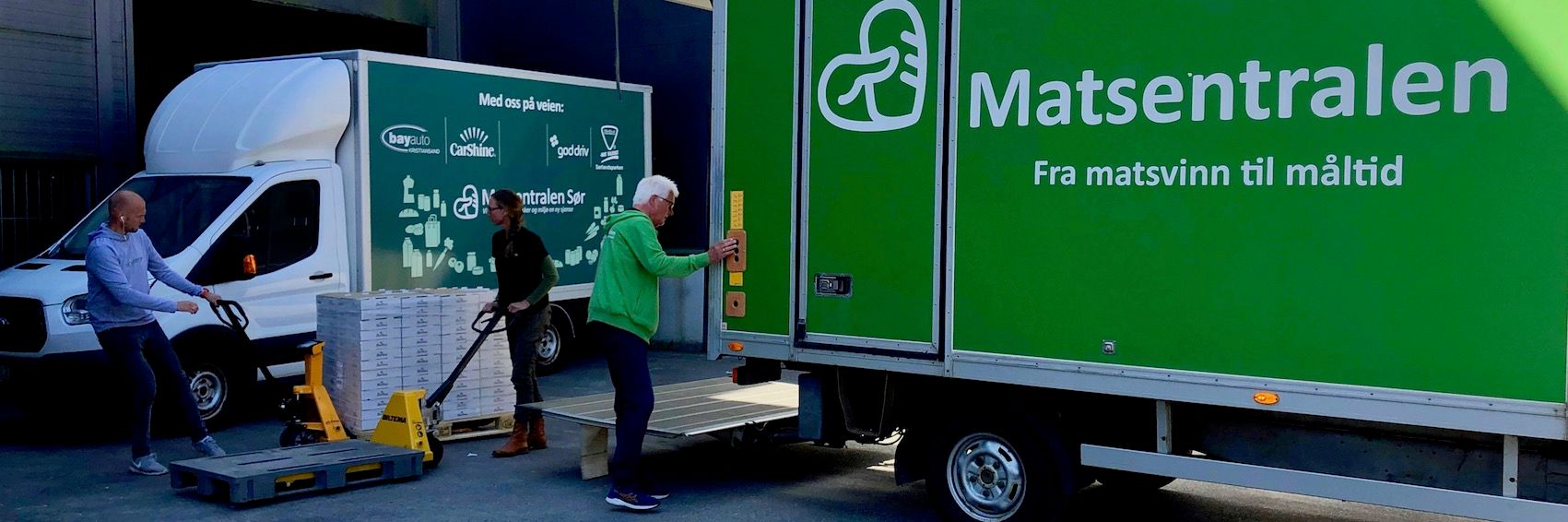 Outside Matsentralen Sør, people are busy collecting and delivering surplus food.