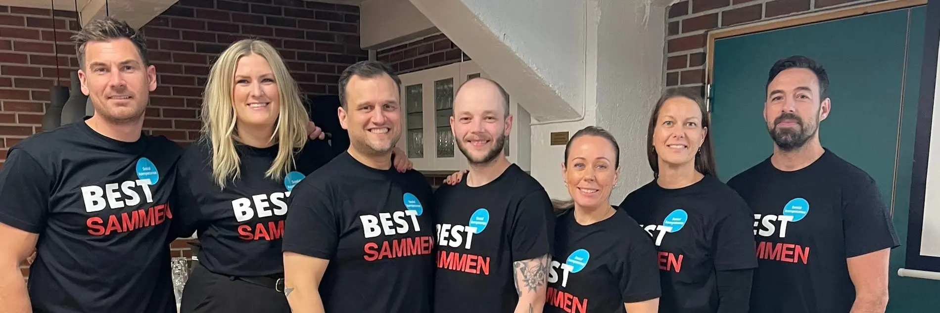 Personalen på Campus UNG samlad för ett gruppfoto.