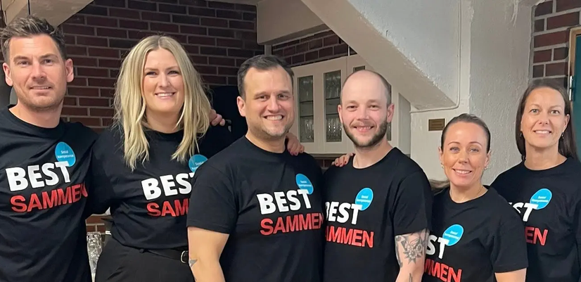 Personalen på Campus UNG samlad för ett gruppfoto.