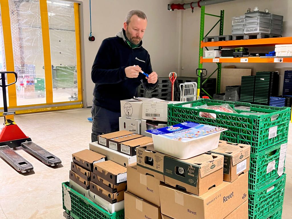 Överskottsmaten omfördelas till ideella organisationer som hjälper olika grupper som behöver den. Här förbereder Cristiano Aubert en leverans till en av dem.